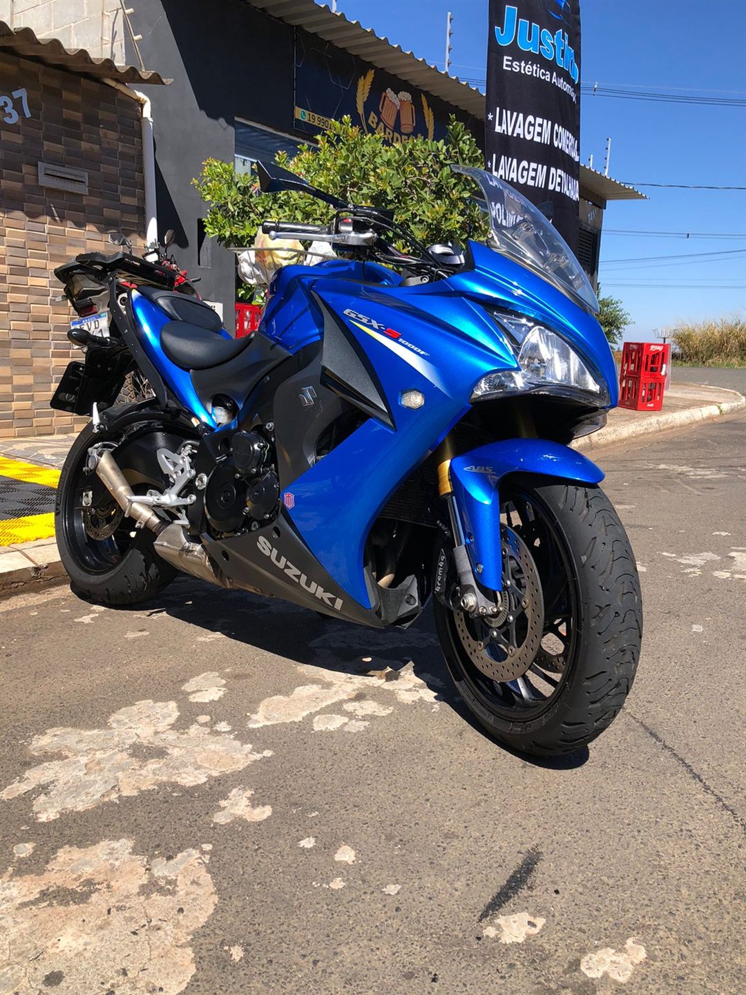 Suzuki GSX-S 1000F após lavagem detalhada