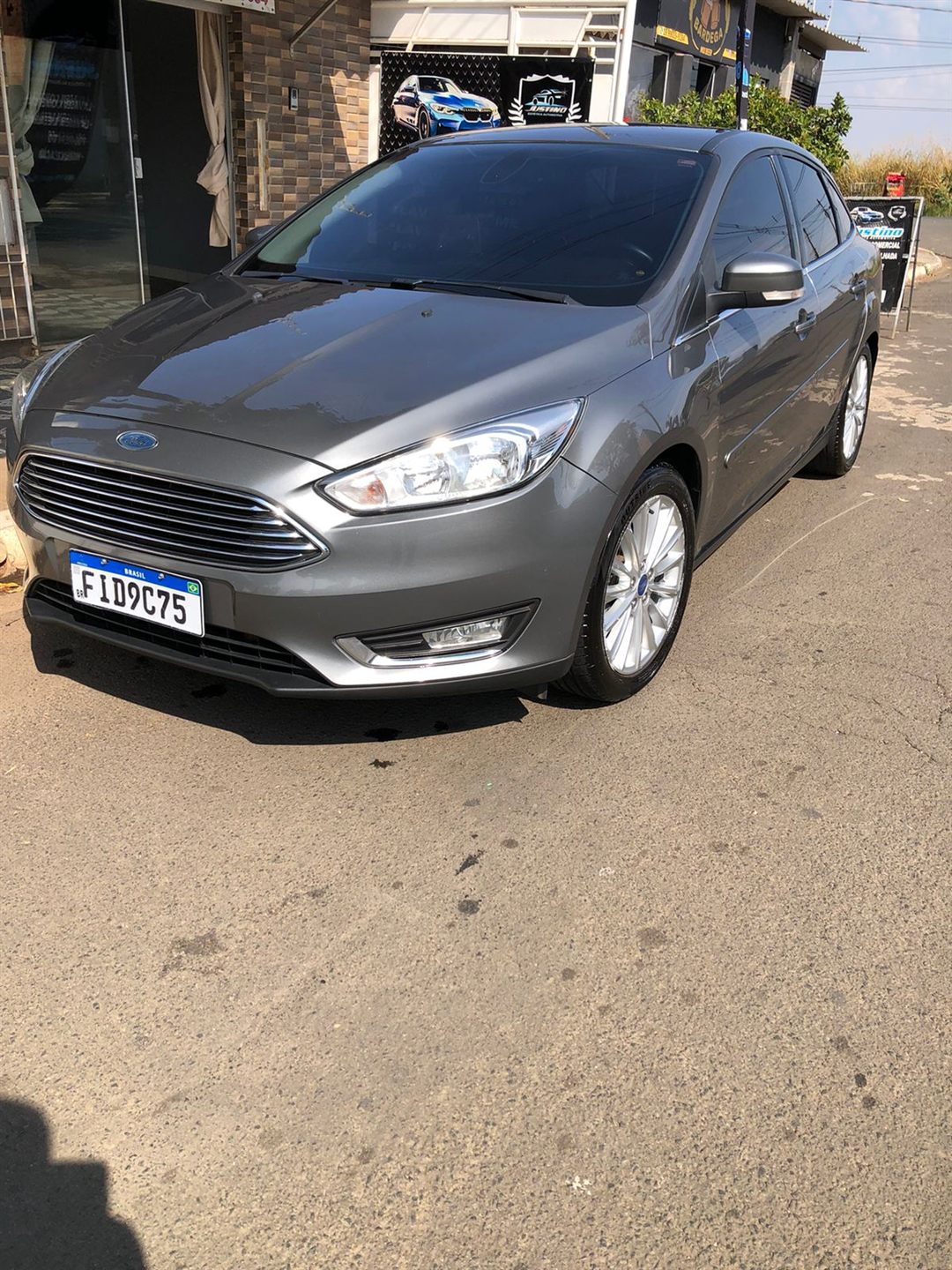 Ford Focus Sedan após polimento e brilho espelhado