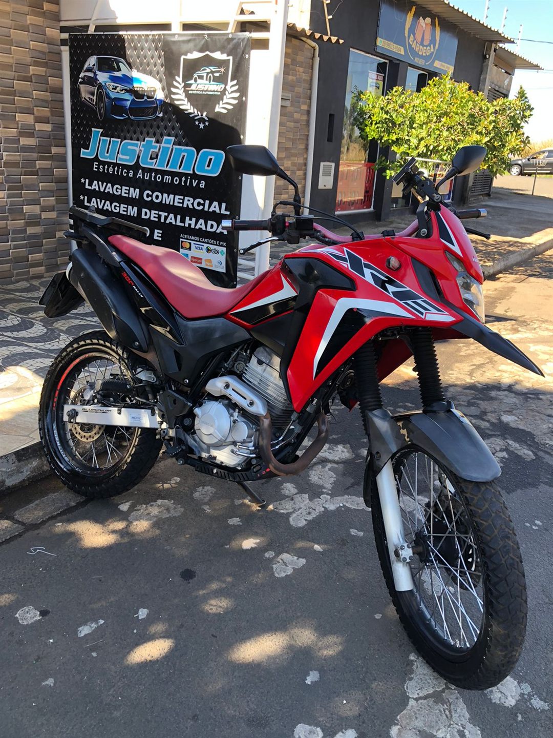 Honda XRE 300 após lavagem detalhada
